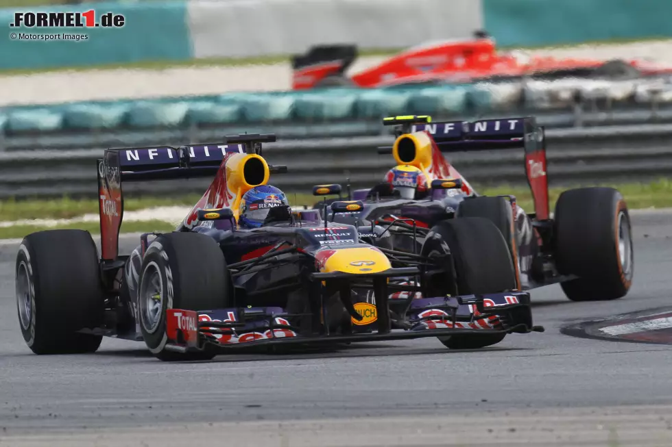 Foto zur News: 2013: Red Bull den Doppelsieg beim zweiten Saisonrennen in Malaysia absichern und gibt den Code &quot;Multi-21&quot; an Mark Webber und Sebastian Vettel aus - Webber soll siegen dürfen. Aber Vettel missachtet die Teamorder, überholt das Schwesterauto und gewinnt. Das kostet den Deutschen viele Sympathien.