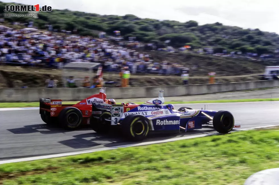 Foto zur News: 1997: Beim Saisonfinale in Jerez lässt sich Michael Schumacher im Duell mit Jacques Villeneuve zu einem &quot;Rammstoß&quot; hinreißen. Das Manöver aber misslingt: &quot;Schumi&quot; fällt aus, Villeneuve fährt weiter - und wird Formel-1-Weltmeister. Schumacher fliegt später aus der WM-Wertung und muss &quot;Sozialstunden&quot; für die FIA ableisten.