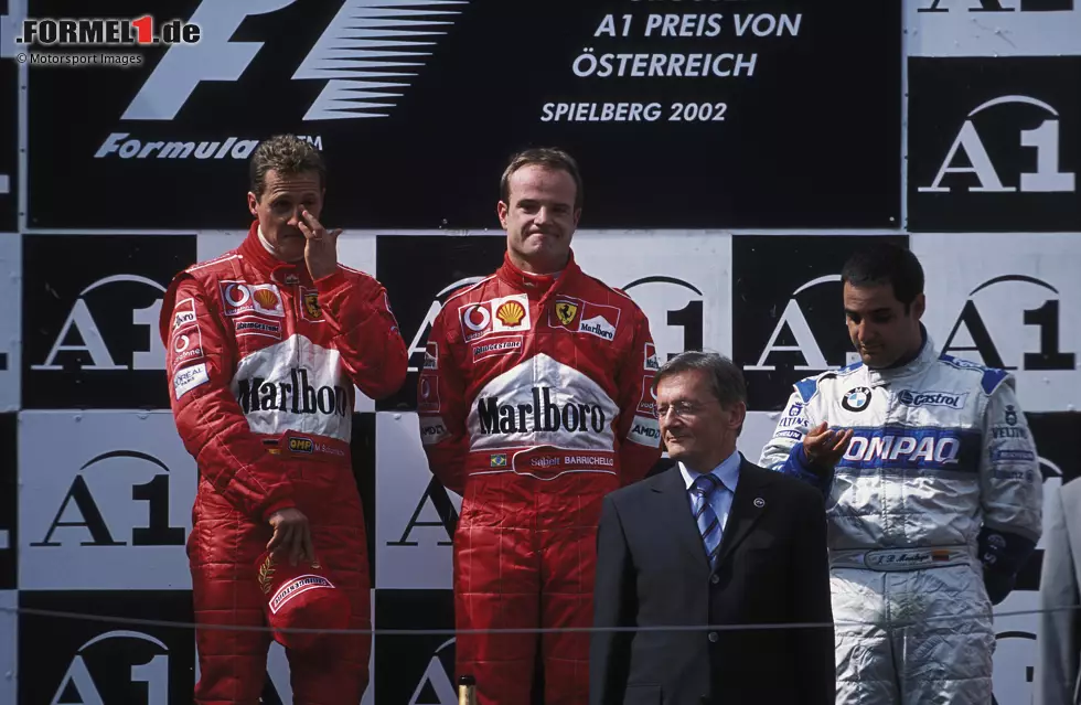 Foto zur News: 2002: Im zweiten Jahr in Folge wendet Ferrari in Österreich eine Stallregie zugunsten von Michael Schumacher an - er kriegt den Sieg geschenkt von Rubens Barrichello. Auf dem Podium holt &quot;Schumi&quot; Barrichello auf das oberste Treppchen. Nur das kostet Ferrari eine Million US-Dollar Strafe. Und: Stallregie wird in der Formel 1 verboten.