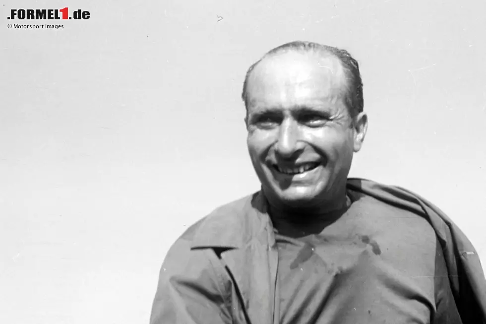 Foto zur News: 1958: Juan Manuel Fangio als damaliger Formel-1-Rekordchampion soll in Kuba ein Sportwagen-Rennen bestreiten, wird aber von den Rebellen von Fidel Castro entführt und festgehalten. Er kann das Rennen am Radio verfolgen und kommt nach 29 Stunden wieder frei.