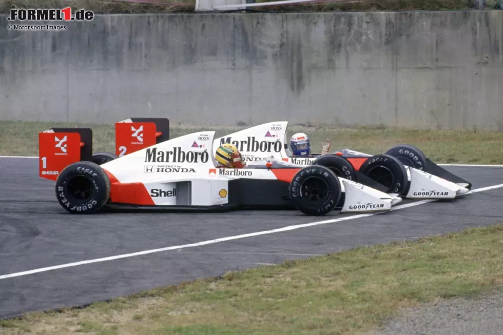 Foto zur News: 1989: Vorausgegangen ist diese Szene aus Suzuka im Jahr davor. Als McLaren-Teamkollegen kollidieren Ayrton Senna und Alain Prost im Positionskampf. Senna kann zwar weiterfahren, wird aber später disqualifiziert. Und damit ist Prost Weltmeister.