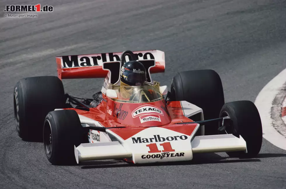 Foto zur News: 1976: Mehrere Rennen werden am grünen Tisch entschieden, und mehrmals ist McLaren-Fahrer James Hunt mittendrin. Er verliert den Spanien-Sieg nach technischem Regelverstoß, kriegt den Sieg aber später zurück. In England gewinnt er erneut, doch der Sieg wird ihm für einen Regelverstoß beim Rennabbruch aberkannt.