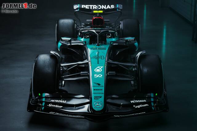 Foto zur News: Singapur: Mercedes-Titelsponsor feiert sein 50-jähriges Bestehen, und Mercedes feiert mit. Für das Nachtrennen gibt sich das Silberpfeil-Werksteam einmalig ein Sonderdesign und verzichtet ...