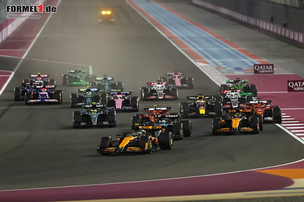 Foto zur News: 6. Lusail (Katar): Lando Norris schenkt seinem McLaren-Teamkollegen Oscar Piastri den Sieg, Weltmeister Max Verstappen belegt nur Platz acht. Stand: 1. Verstappen (38), 2. Norris (30), 3. Leclerc (29), 4. Sainz (28), 5. Piastri (27).