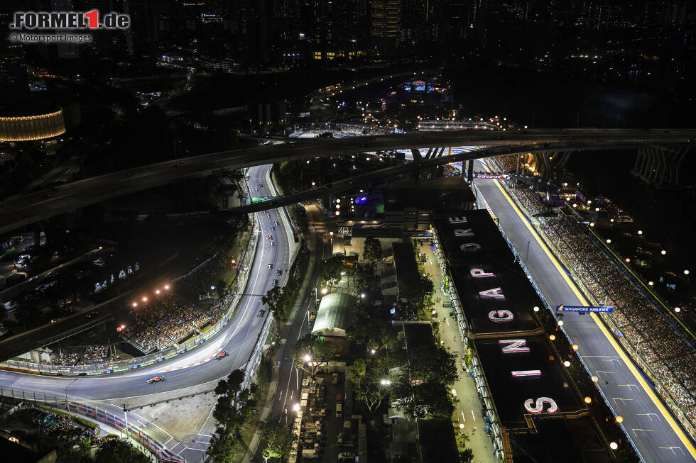 Foto zur News: Platz 3: Singapur (132/24-23-22-19-19-13-12) - Das Original-Nachtrennen sichert sich einen Platz auf dem Treppchen. Die schwierigen Bedingungen machen Singapur zu einer echten Herausforderung, was ein Redakteur sogar mit der Bestwertung belohnt.