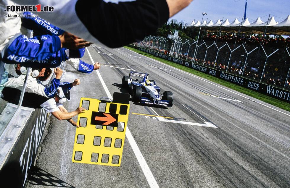 Foto zur News: Wir sprechen über das Jahr 2001 und das Team BMW-Williams. Ralf Schumacher holte in Imola den ersten Sieg für das britische Traditionsteam seit 1997. Von Startplatz drei kommend überholte der Deutsche die beiden McLaren von Mika Häkkinen und David Coulthard gleich am Start und gab die Führung bis ins Ziel nicht mehr ab.