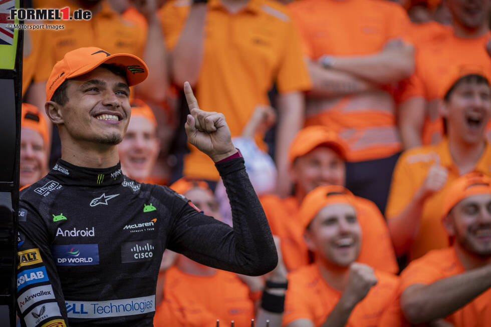 Foto zur News: Zuvor hatte nämlich Lando Norris bereits seinen lange ersehnten ersten Erfolg zelebrieren dürfen, als er in Miami überraschend zum Sieg fuhr. Das letzte Mal, dass zwei Teamkollegen in einer Saison erstmals erfolgreich waren, ist schon etwas länger her. Piastri war da gerade einmal geboren worden.