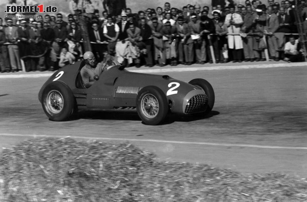 Foto zur News: Ein Rennen später gewann auch der spätere zweimalige Weltmeister Alberto Ascari sein erstes Rennen. Der Poleposition am Nürburgring ließ er einen souveränen Sieg mit einer halben Minute Vorsprung auf Juan Manuel Fangio folgen. Ein Rennen später in Monza gewann der Ferrari-Pilot sogar erneut.