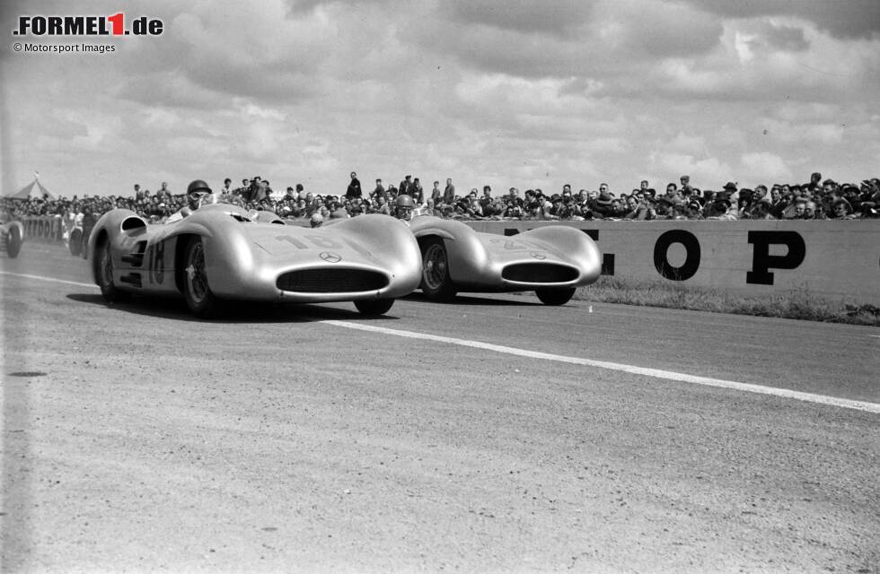 Foto zur News: Reims 1954: Das langerwartete Mercedes-Debüt in der Formel 1 gelingt, und wie! Mit dem W196 in Stromlinien-Bauweise (für schnelle Strecken) erzielt die deutsche Marke gleich im ersten Rennen einen Doppelsieg und gewinnt den Frankreich-Grand-Prix.