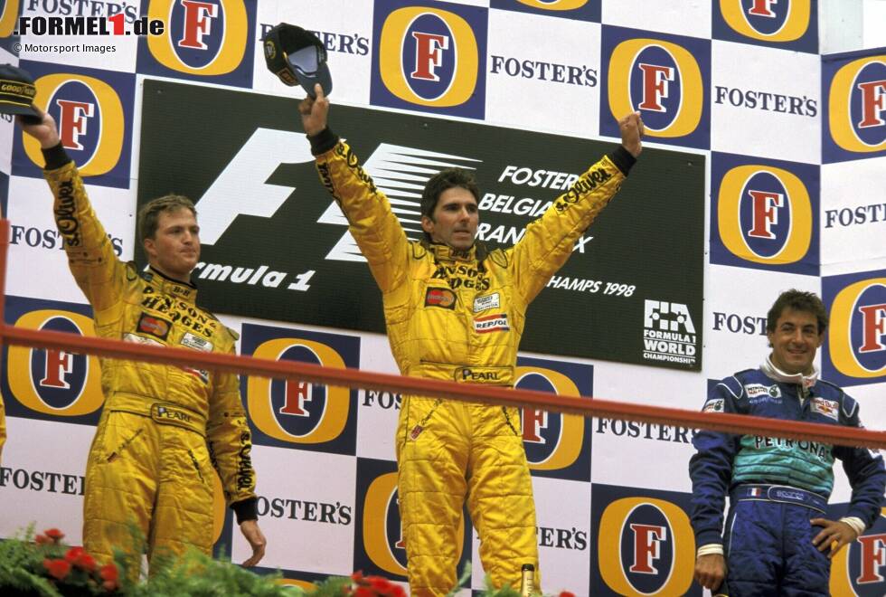 Foto zur News: ... hier freut sich nicht jeder: Per Stallregie muss Ralf Schumacher hinter Teamkollege Damon Hill bleiben und darf nicht angreifen, obwohl er könnte - Jordan will den historischen Doppelsieg nicht gefährden. Für Hill ist es der letzte Sieg in der Formel 1.