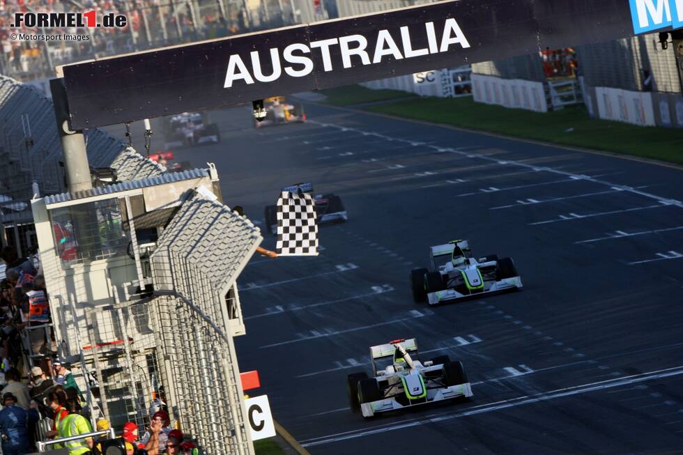 Foto zur News: Melbourne 2009: Die Saison beginnt mit einer Sensation, denn mit Brawn gewinnt das Team, das eigentlich schon raus war aus der Formel 1: Es ist das ehemalige Honda-Werksteam, das in der Winterpause kurz vor dem Aus gestanden hat, aber gerade noch gerettet wurde.