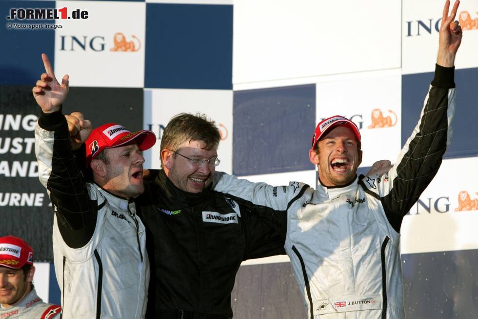 Foto zur News: Unter Teamchef und Teambesitzer Ross Brawn erzielten Jenson Button und Rubens Barrichello gleich im ersten Grand Prix einen Doppelsieg. Das &quot;Märchen&quot; bekommt ein Happyend: Brawn gewinnt beide WM-Titel - und wird dann an Mercedes verkauft.