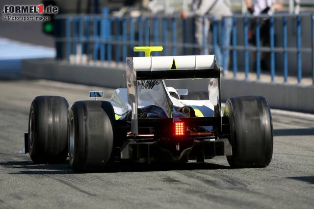 Brawn, Toyota und Williams entdecken ein Schlupfloch im Formel-1-Reglement 2009 und entwickeln unabhängig voneinander den sogenannten Doppeldiffusor, der für deutlich mehr Abtrieb auf der Hinterachse sorgt. Natürlich ...