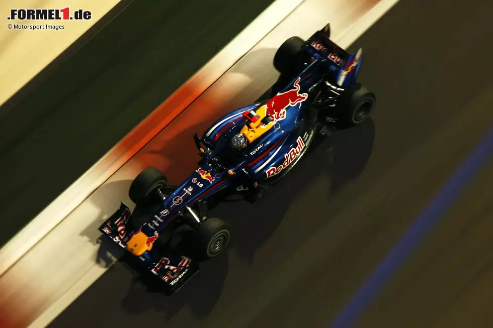 Foto zur News: Red Bull ist mit seinem Auspuff zwar nicht die klare Nummer eins im Feld, setzt sich mit Sebastian Vettel aber erstmals in der Formel-1-Fahrerwertung durch. Das Team gewinnt 2010 auch den Konstrukteurstitel.