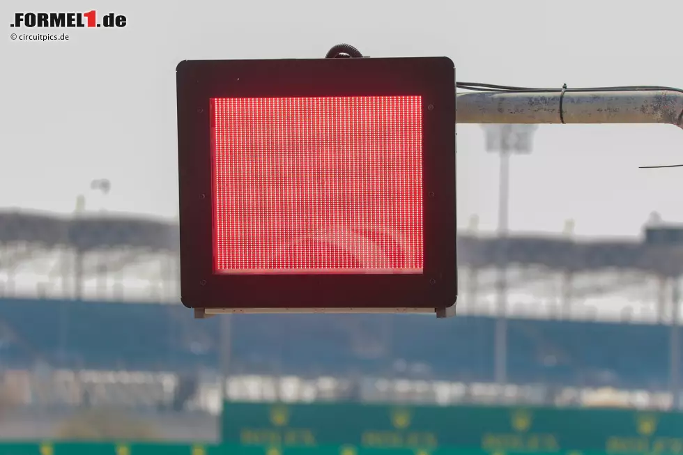 Foto zur News: ... erneut müssen die Testfahrten für lange Zeit mit der roten Flagge unterbrochen werden. Die Teams verlieren wie am zweiten Testtag viel Fahrzeit, weil ...