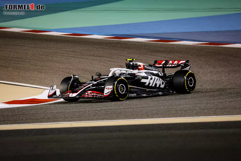 Foto zur News: ... im Feld, Nico Hülkenberg, kommt im Haas VF-24 auf Position 17 unter 18 teilnehmenden Fahrern. Rückstand: 7,588 Sekunden. Aber auf gute Rundenzeiten legt es Haas auch am zweiten Tag nicht an. Hülkenberg erkennt erste Fortschritte beim Reifenverschleiß und meint: &quot;So weit, so gut.&quot; Aber weit kommt er selbst nicht, denn ...