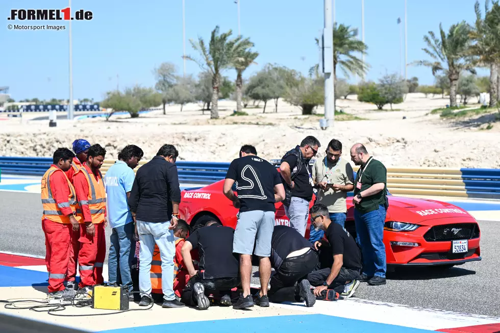 Foto zur News: ... ist nach einer Reparaturpause am späten Vormittag wieder befahrbar. Die Formel 1 verlängert kurzerhand die Nachmittagseinheit um eine Stunde, um zumindest einen Teil der verlorenen Zeit aufzuholen. Manche Teams straucheln aber auch aufgrund individueller Probleme, zum Beispiel ...