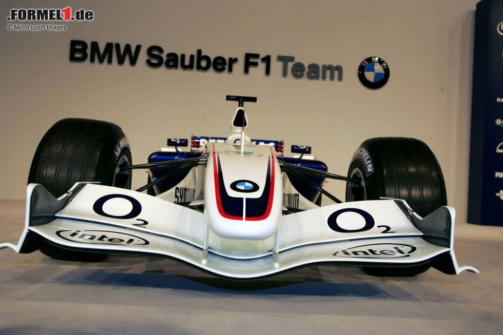 Foto zur News: ... kommt 2000 als Motorenhersteller in die Formel 1 und übernimmt 2006 das Privatteam Sauber, um es zum Werksteam zu machen. Nach 2009 aber zieht sich die Marke aus München plötzlich zurück und aus BMW-Sauber wird wieder Sauber, das Privatteam.