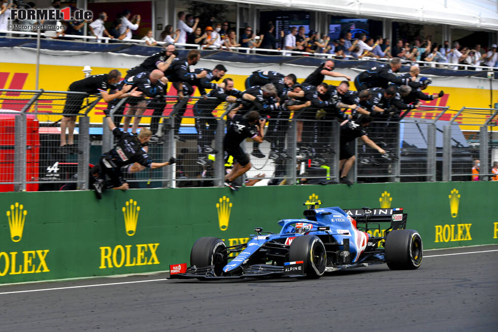 Foto zur News: 2021: Eine turbulente Startphase spült Alpine-Fahrer Esteban Ocon in Führung beim Ungarn-Grand-Prix. Auch dank Teamkollege Fernando Alonso bringt er diese Führung bis ins Ziel. Es ist ...