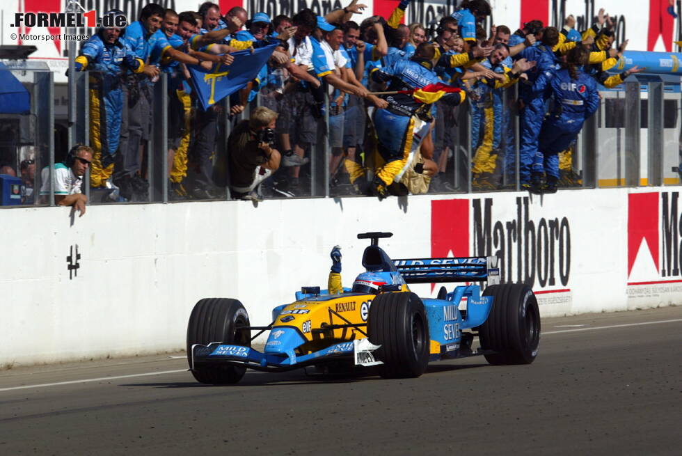 Foto zur News: 2003: Fernando Alonso ist der Mann der Stunde in einer Saison, die eigentlich von Ferrari und McLaren bestimmt wird. Aber in Ungarn kreuzt er die Ziellinie als Erster und ...