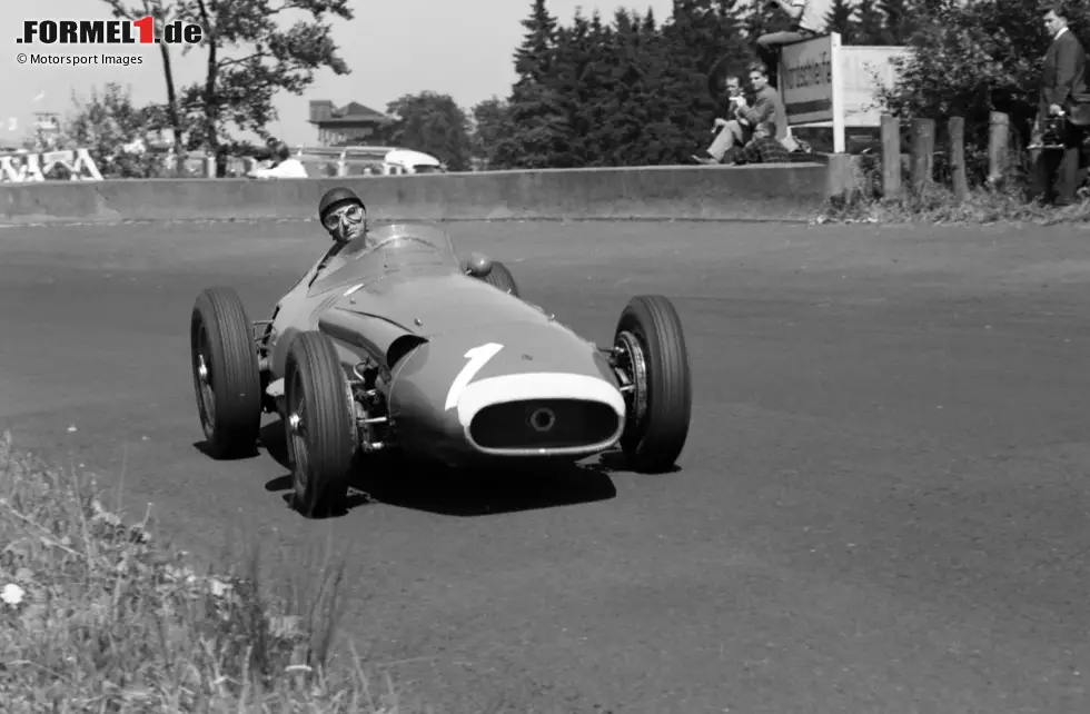 Foto zur News: ... er 1957 wieder das Team wechselt und ein letztes Mal Weltmeister wird, dann für Maserati - nachdem Fangio schon 1951 auf Alfa Romeo erstmals Weltmeister geworden ist. All das macht Fangio zum vielseitigsten Formel-1-Champion überhaupt!