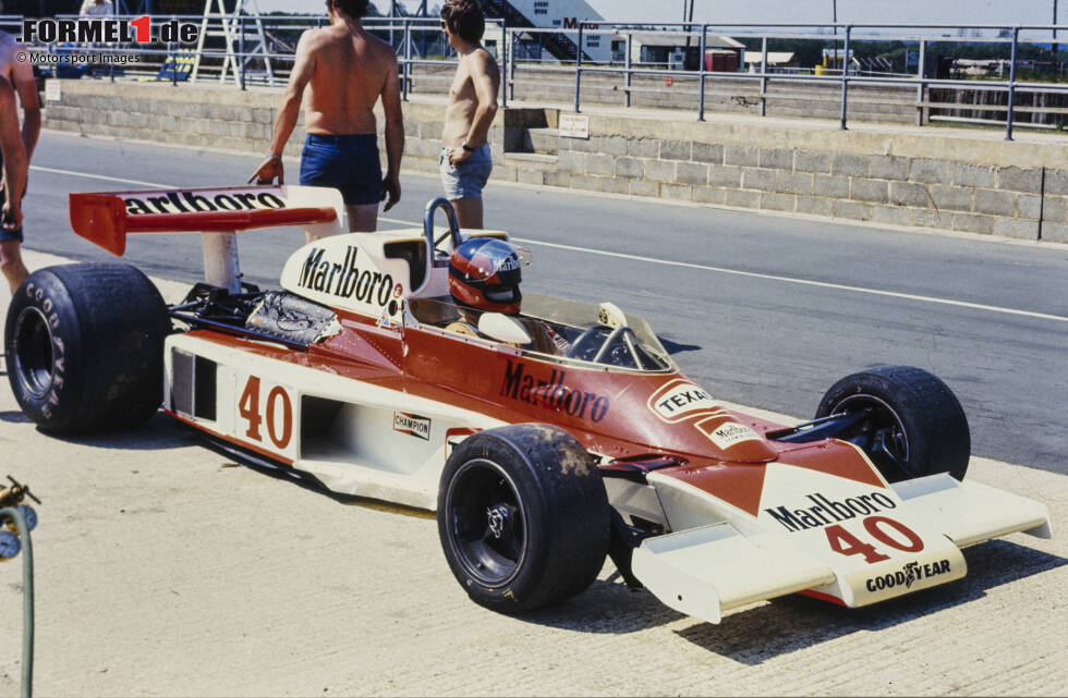 Foto zur News: Gilles Villeneuve hat McLaren-Star James Hunt bei Formelrennen in Kanada beeindruckt, also gibt ihm McLaren 1977 in Silverstone eine Chance im M23. Weitere gemeinsame Rennen folgen aber nicht, stattdessen ...