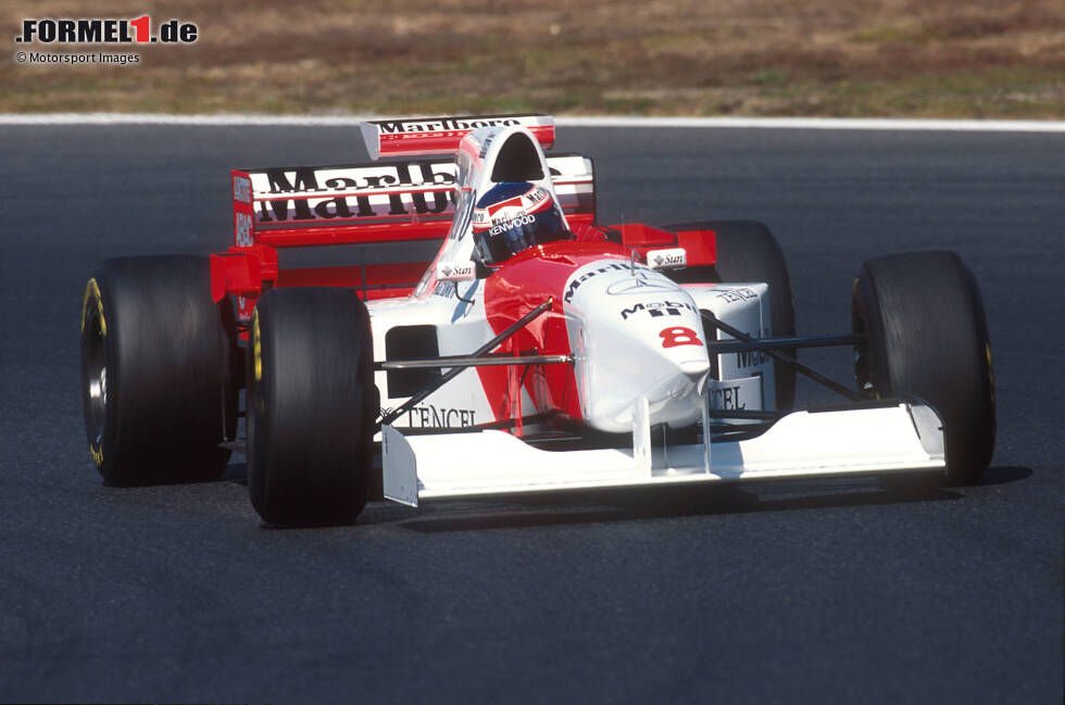 Foto zur News: Jan Magnussen muss einspringen bei McLaren, weil Stammfahrer Mika Häkkinen beim Pazifik-Grand-Prix 1995 in Okayama über Unwohlsein klagt. Er wird Zehnter im MP4/10B und bleibt damit ohne Punkte. Eineinhalb Jahre später ...