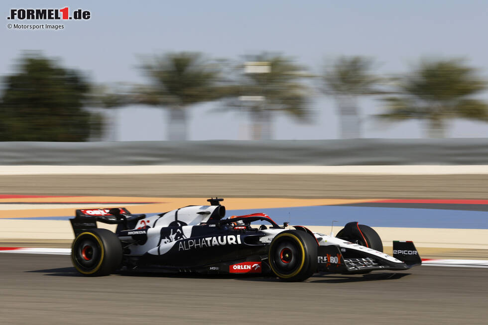 Foto zur News: ... für 2023 einen Stammplatz ein bei AlphaTauri. De Vries sitzt bei seinem zweiten Formel-1-Rennen in Bahrain also in einem AlphaTauri AT04.