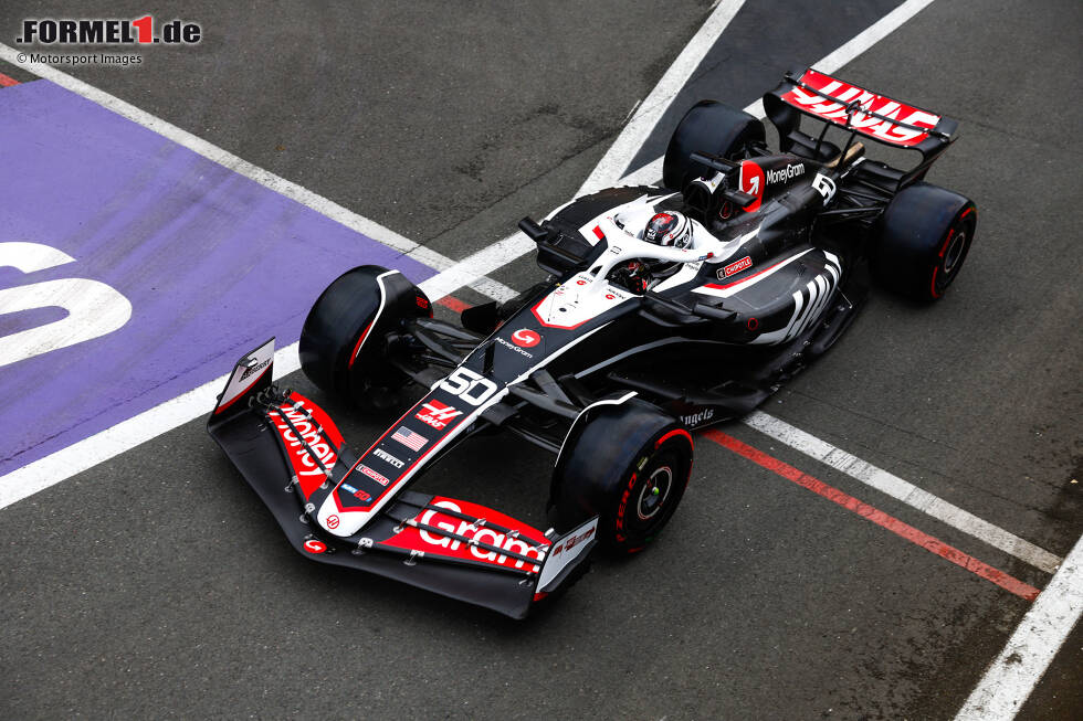 Foto zur News: ... in der Formel 1 sitzt Bearman für Haas im VF-24, und das beim Aserbaidschan-Grand-Prix in Baku. Der Grund dieses Mal: Haas-Stammfahrer Kevin Magnussen ist gesperrt, das Team braucht Ersatz. Bearman schlägt sich wieder gut und erzielt mit P10 einen weiteren Punkt.