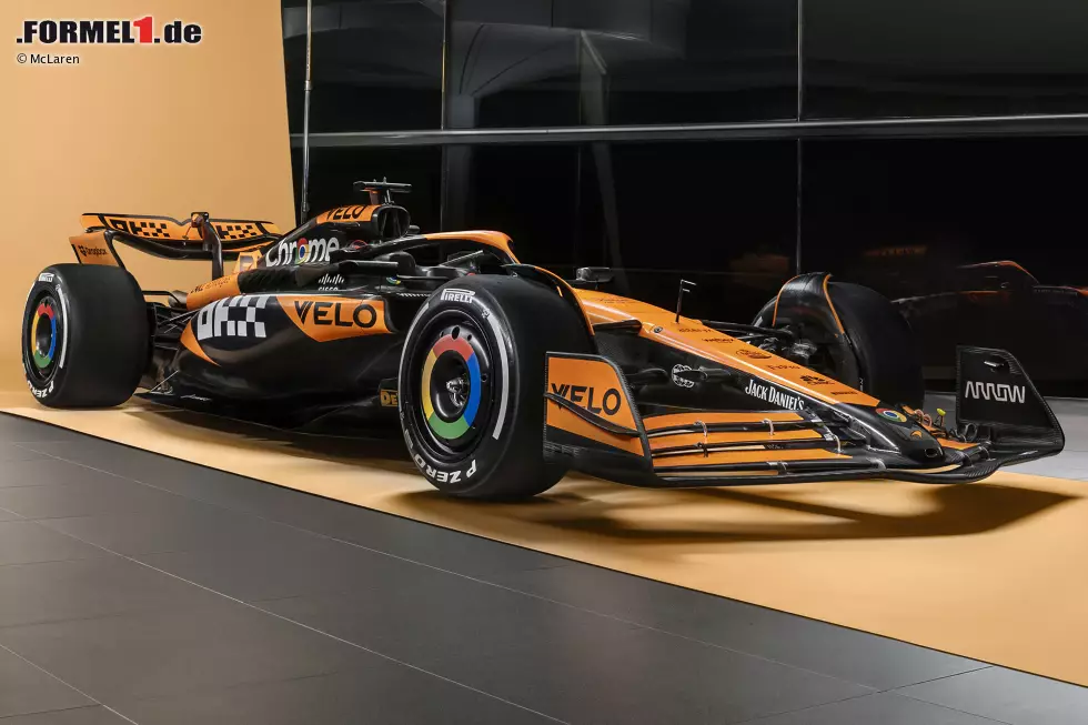 Foto zur News: Apropos Unterboden: McLaren veröffentlichte auf seinen Präsentationsbildern des MCL38 verschiedene Lösungen und hat hier ebenfalls getrickst. Auf diesem Bild fehlen zum Beispiel (wie auch beim Red Bull) sämtliche Details, ...