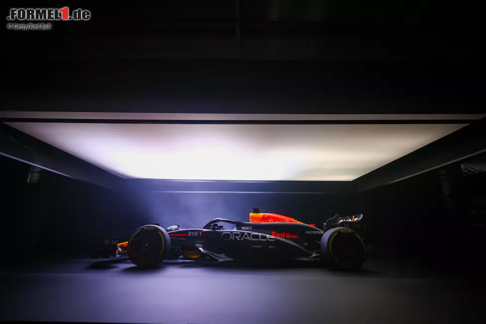 Foto zur News: Nicht zu sehen waren bei der Präsentation des Red Bull RB20 auch die Kühleinlässe vor den Seitenkästen - und zwar ganz bewusst. Das Auto wurde für die Bilder so positioniert, dass im entsprechenden Bereits quasi nichts zu erkennen ist.