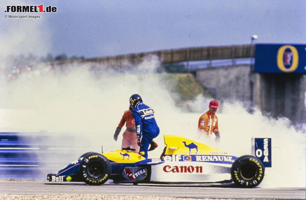 Foto zur News: Silverstone 1993: Weltmeister-Sohn Damon Hill ist für Williams auf dem Weg zum Heimsieg, als ihn nach 41 Runden ein Motorschaden stoppt. Teamkollege Alain Prost staubt ab - und entschuldigt sich bei den englischen Fans. Die aber haben ...