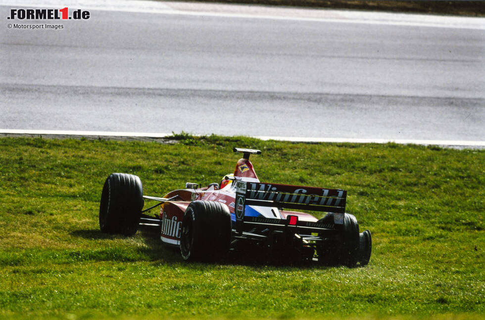 Foto zur News: ... Ralf Schumacher verpasst den Heimsieg ebenfalls, nachdem ihn ein Reifenschaden die Führung und viel Zeit kostet. Am Ende wird er noch Vierter - und holt sich 2001, dann in Hockenheim, den Sieg beim Deutschland-Grand-Prix!