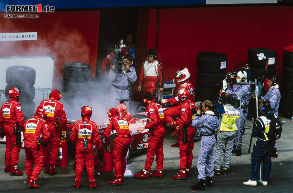 Foto zur News: Sao Paulo 2000: Rubens Barrichello führt im Ferrari kurzzeitig den Brasilien-Grand-Prix an. Doch nach der ersten Serie an Boxenstopps geht alles schief: Ein Hydraulikdefekt zwingt ihn zur Aufgabe, das Feuer wird schnell gelöscht. Und es bleibt herzzerreißend für Barrichello, denn ...