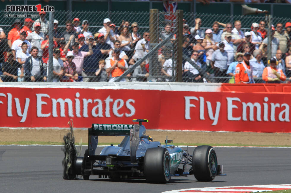 Foto zur News: Silverstone 2013: Lewis Hamilton startet von der Poleposition ins Heimrennen und führt in der Anfangsphase des Grand Prix, bis ihn nach wenigen Runden ein Reifenschaden hinten links ereilt und ...