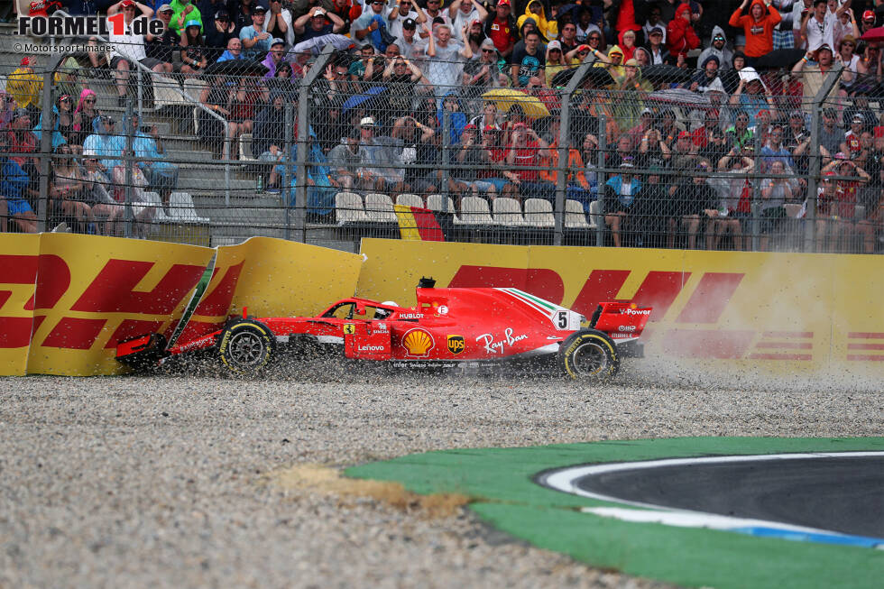 Foto zur News: Hockenheim 2018: Sebastian Vettel ist drauf und dran, seine Führung in der Formel-1-Fahrerwertung auszubauen. Einsetzender Regen aber lässt Vettel im Ferrari kurz vor Schluss im Motodrom von der Strecke fliegen, er schlägt in der Sachs-Kurve ein und ist raus!