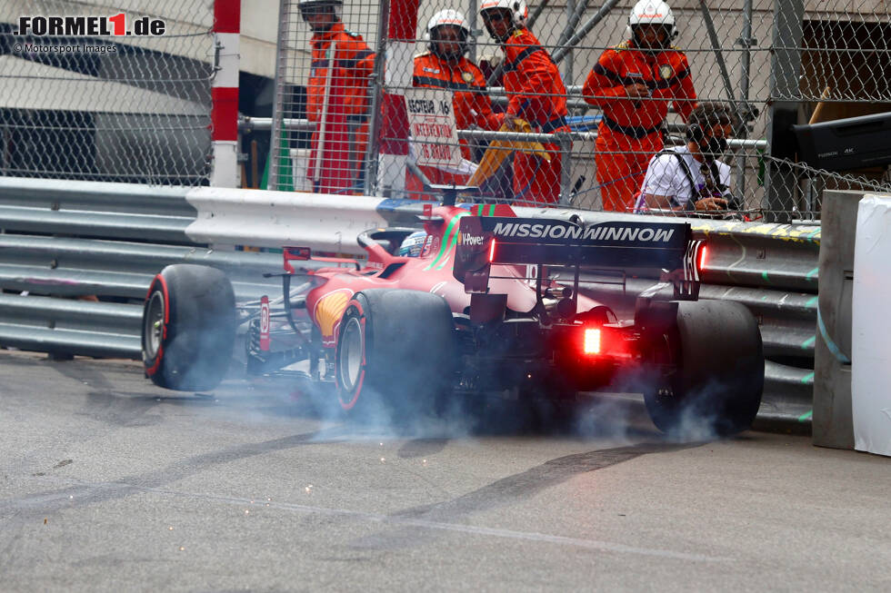 Foto zur News: Monaco 2021: Charles Leclerc qualifiziert sich im Ferrari auf der Poleposition, aber noch im Qualifying wirft er das Auto weg. Zwar versucht sein Team alles, um den Schaden bis zum Rennen zu beheben, aber ...