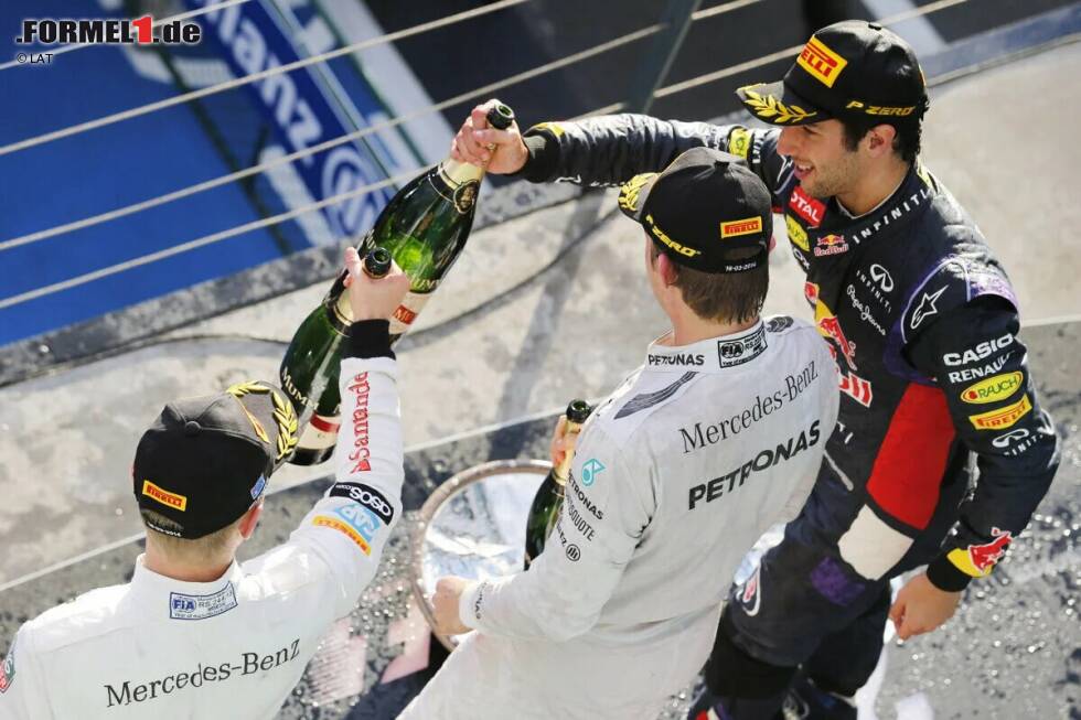 Foto zur News: Das erste Podium der neuen Ära bestand ursprünglich aus Nico Rosberg, Daniel Ricciardo und Kevin Magnussen. Allerdings wurde der Red-Bull-Pilot später disqualifiziert, weshalb Jenson Button nachträglich Dritter wurde. Das erste Doppelpodium der Hybridära holte damit nicht das Mercedes-Werksteam, sondern Kundenteam McLaren!