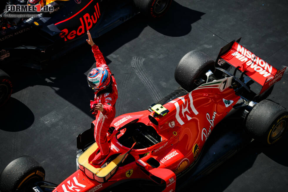 Foto zur News: Der älteste Sieger der Hybirdära ist Kimi Räikkönen, der 2018 in Austin im stolzen Alter von 39 Jahren (und 4 Tagen) triumphierte. Der jüngste Sieger ist Max Verstappen, der 2016 in Barcelona bei seinem ersten Formel-1-Sieg gerade einmal 18 Jahre, 7 Monate und 15 Tage alt war.