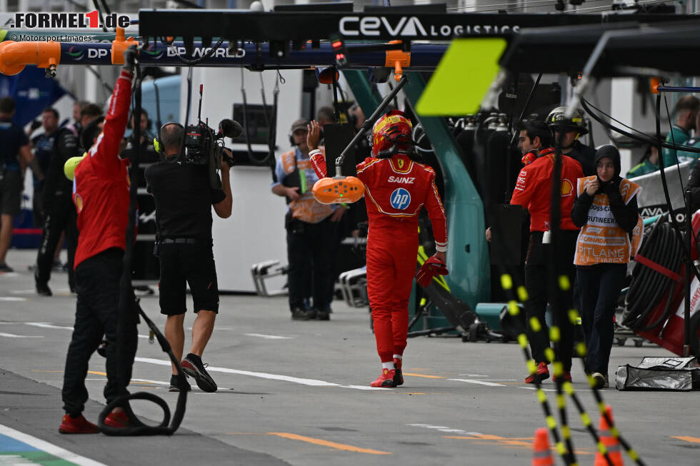 Foto zur News: Carlos Sainz (Redaktion: 5) - Das sehen wir auch so. Ein verkorkstes Wochenende, &quot;gekrönt&quot; dann von dem Crash, mit dem er auch noch Albon ins Aus riss. Vor der 6 rettet ihn, dass der Ferrari an diesem Wochenende sowieso nicht gut war.