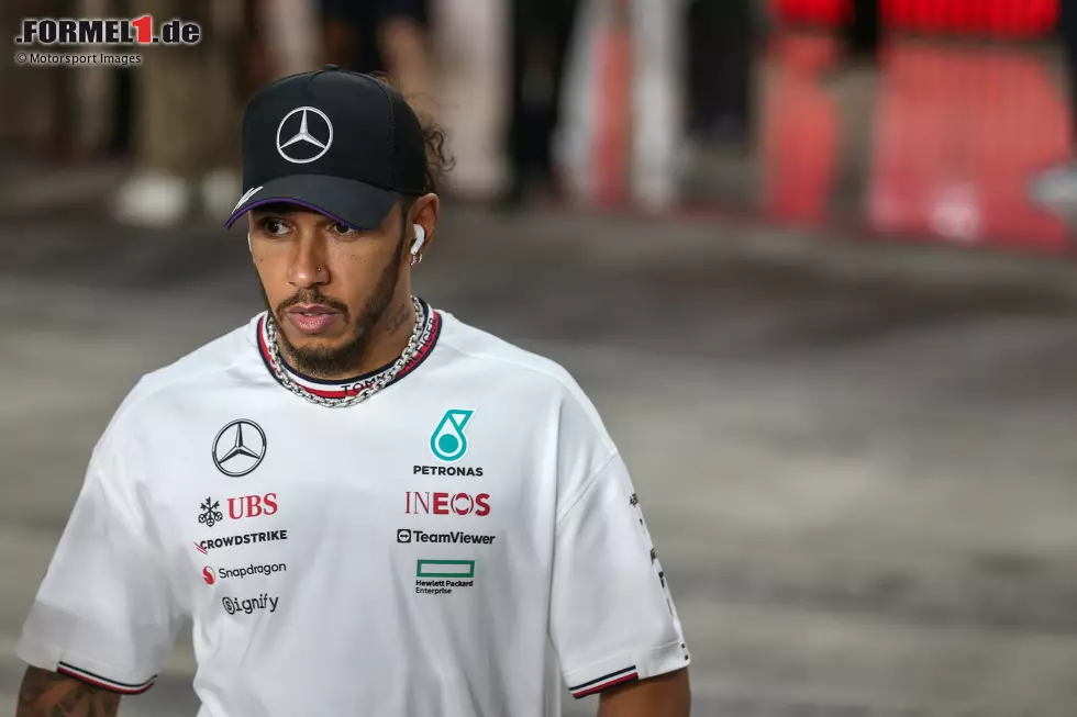 Foto zur News: Lewis Hamilton (Redaktion: 5) - Hier sind wir sogar strenger als unser Experte, denn zwei Strafen im Rennen sind uns einfach zu viel. Dazu kommt, dass er sowieso wieder einmal chancenlos gegen Russell war. Macht kein Geheimnis daraus, dass er aktuell keine Lust mehr hat. Wollte das Auto bereits vorzeitig abstellen.