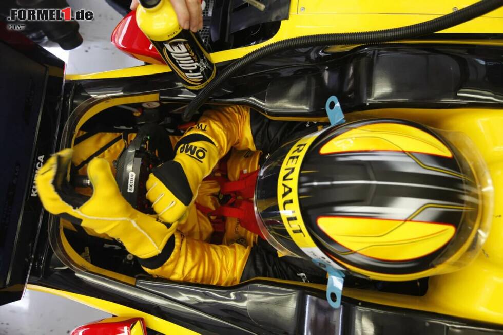 Foto zur News: Nicht nass, aber dafür umso kurioser war es 2010 für Robert Kubica beim Training in Bahrain. &quot;Jemand hat sein iPhone in meinem Cockpit vergessen&quot;, funkte der Renault-Pilot während der Fahrt. Hoffen wir mal, dass derjenige gerade keinen wichtigen Anruf erwartet hat ...