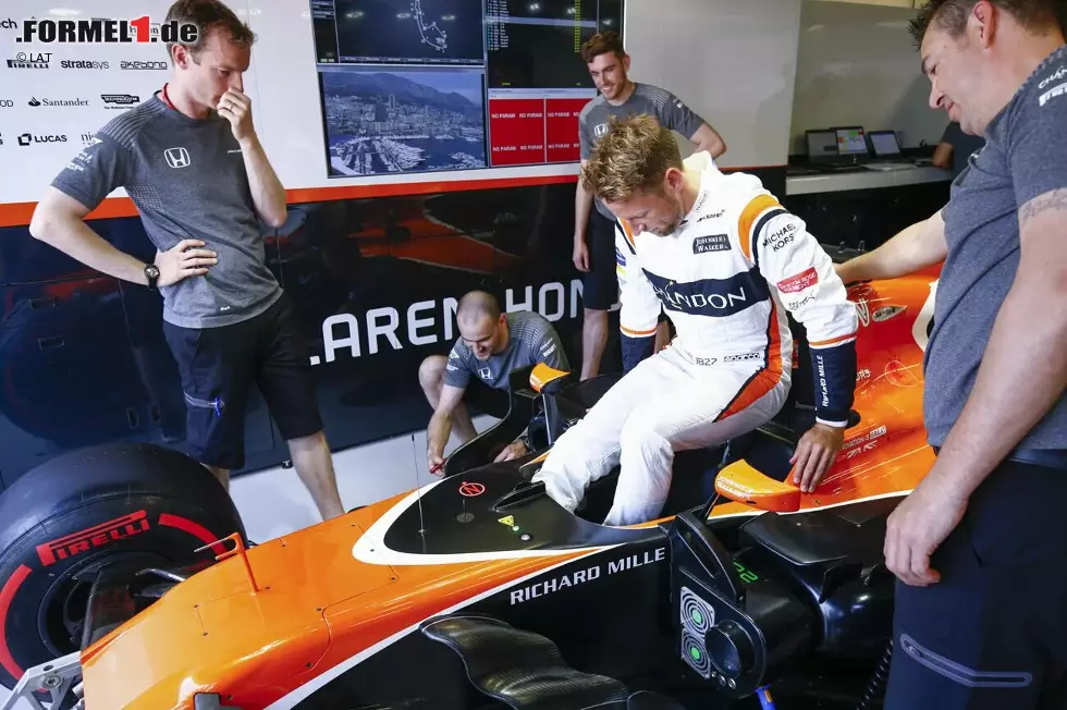 Foto zur News: Um ganz andere Flüssigkeiten ging es 2017 in Monaco, wo der eigentlich bereits zurückgetretene Jenson Button einmalig Fernando Alonso im McLaren ersetzte. Seine Funk-Botschaft an den Spanier kurz vor dem Start: &quot;Ich werde in deinen Sitz pinkeln!&quot; Das tat er zwar nicht, dafür crashte er später im Rennen ...