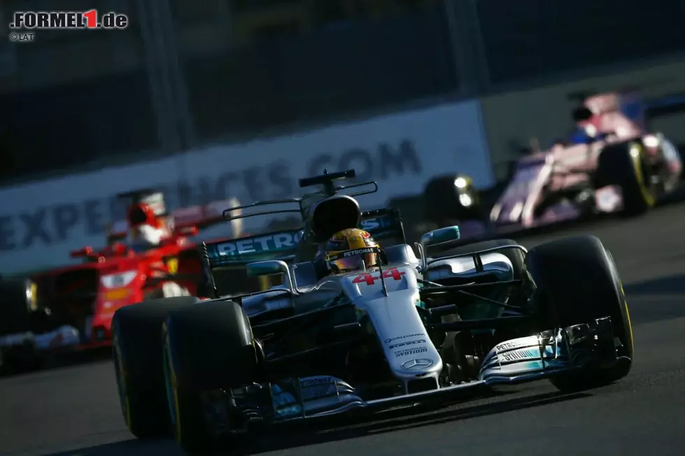 Foto zur News: Pech hatte auch Lewis Hamilton 2017 in Baku: An seinem Mercedes löste sich während der Fahrt die Kopfstütze. Der Brite musste daraufhin auf Anweisung der Rennleitung aus Sicherheitsgründen einen zusätzlichen Boxenstopp einlegen, um diese wieder befestigen zu lassen, was ihn um den fast schon sicheren Sieg brachte.