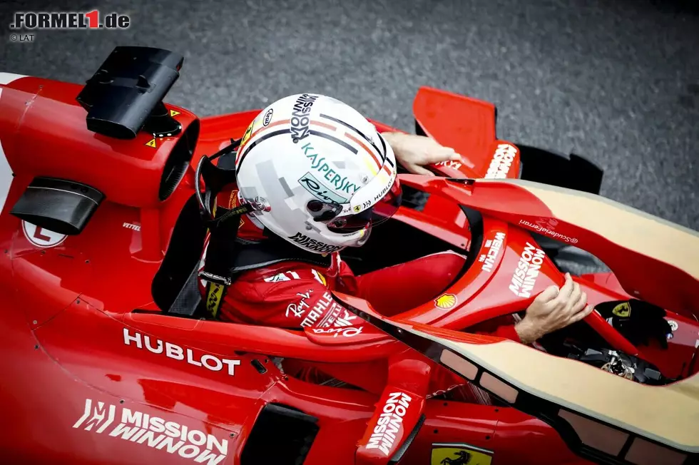 Foto zur News: Auch bei Sebastian Vettel befand sich 2018 etwas im Cockpit, was da so nicht hingehörte. Beim Training in Brasilien funkte er während der Fahrt, dass etwas &quot;zwischen meinen Beinen&quot; sei. Vettel mit einem Schmunzeln: &quot;Ich wäre stolz, wenn es das wäre, was ihr denkt. Aber das ist es nicht!&quot; Letztendlich war es nur eine lockere Schraube.