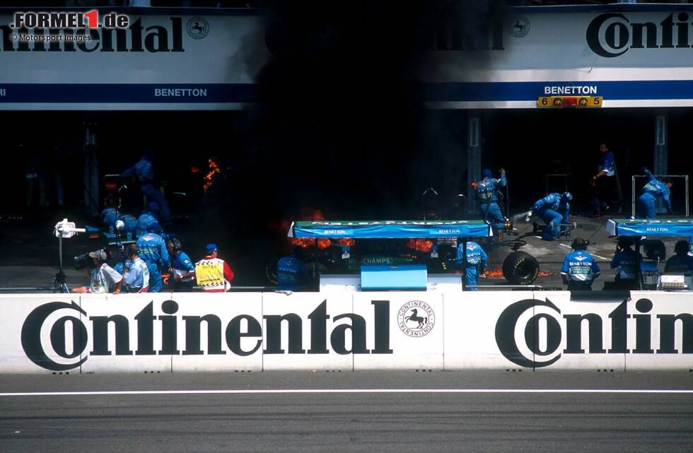 Foto zur News: Noch deutlich unangenehmer wurde es 1994 für Jos Verstappen. Der Vater von Max saß hilflos im Cockpit, als sein Benetton beim Nachtanken während eines Boxenstopps in Brand geriet. Glücklicherweise kam der Niederländer ohne schlimmere Verletzungen davon und saß bereits einige Tage später wieder im Auto.
