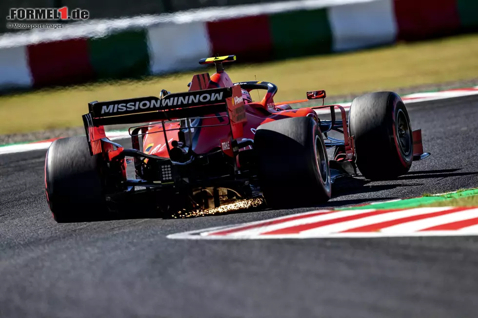 Foto zur News: Zwei Jahre später löste sich bei Charles Leclerc in Suzuka nach einer Berührung mit Max Verstappen nicht die Kopfstütze, dafür aber ein Spiegel. Der Ferrari-Pilot hielt diesen daraufhin fest und fuhr also zwischenzeitlich einhändig weiter! Eine Aktion, die man auch nicht unbedingt nachmachen sollte ...