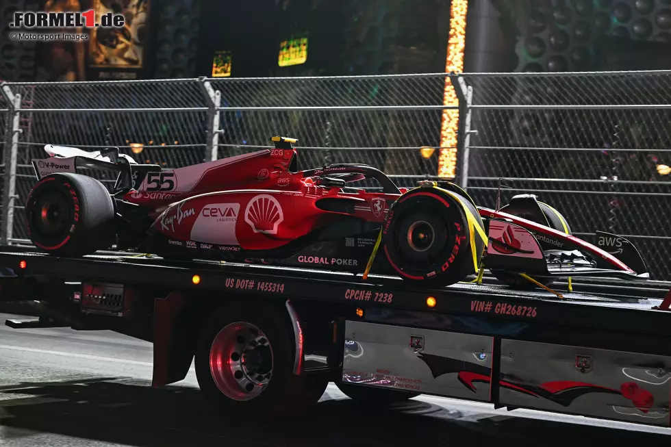 Foto zur News: Grundsätzlich ist das Cockpit der sicherste Bereich des Autos. Umso angsteinflößender ist es da, wenn plötzlich ein Loch im Cockpit ist! Carlos Sainz passierte das 2023 beim Training in Las Vegas, als sein Auto von unten von einem Kanaldeckel durchschlagen wurde. Glücklicherweise blieb der Spanier bei dem Zwischenfall unverletzt.