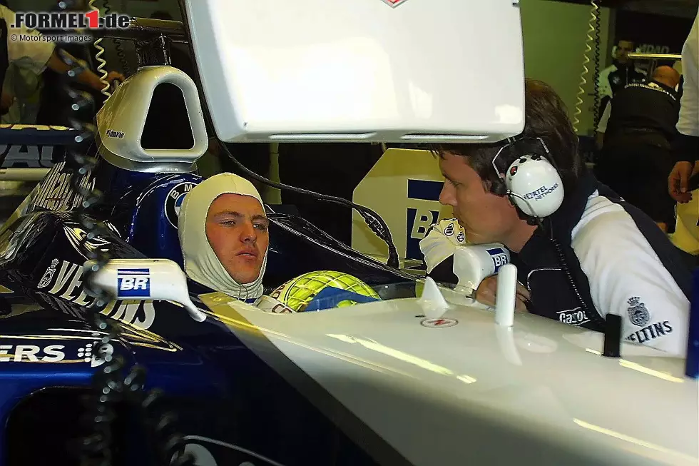 Foto zur News: Hilflos war auch Ralf Schumacher, als er 2001 beim Großen Preis von Belgien aufgebockt in der Startaufstellung stand. Der Deutsche musste (aus einer erhöhten Perspektive) hilflos mitansehen, wie das komplette Feld an ihm vorbeifuhr. Sein zweiter Startplatz war damit weg, er musste anschließend von ganz hinten starten.