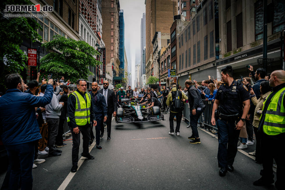 Foto zur News: ... unter anderem Lewis Hamilton, der im Mercedes W12 die Fifth Avenue entlang brettert.